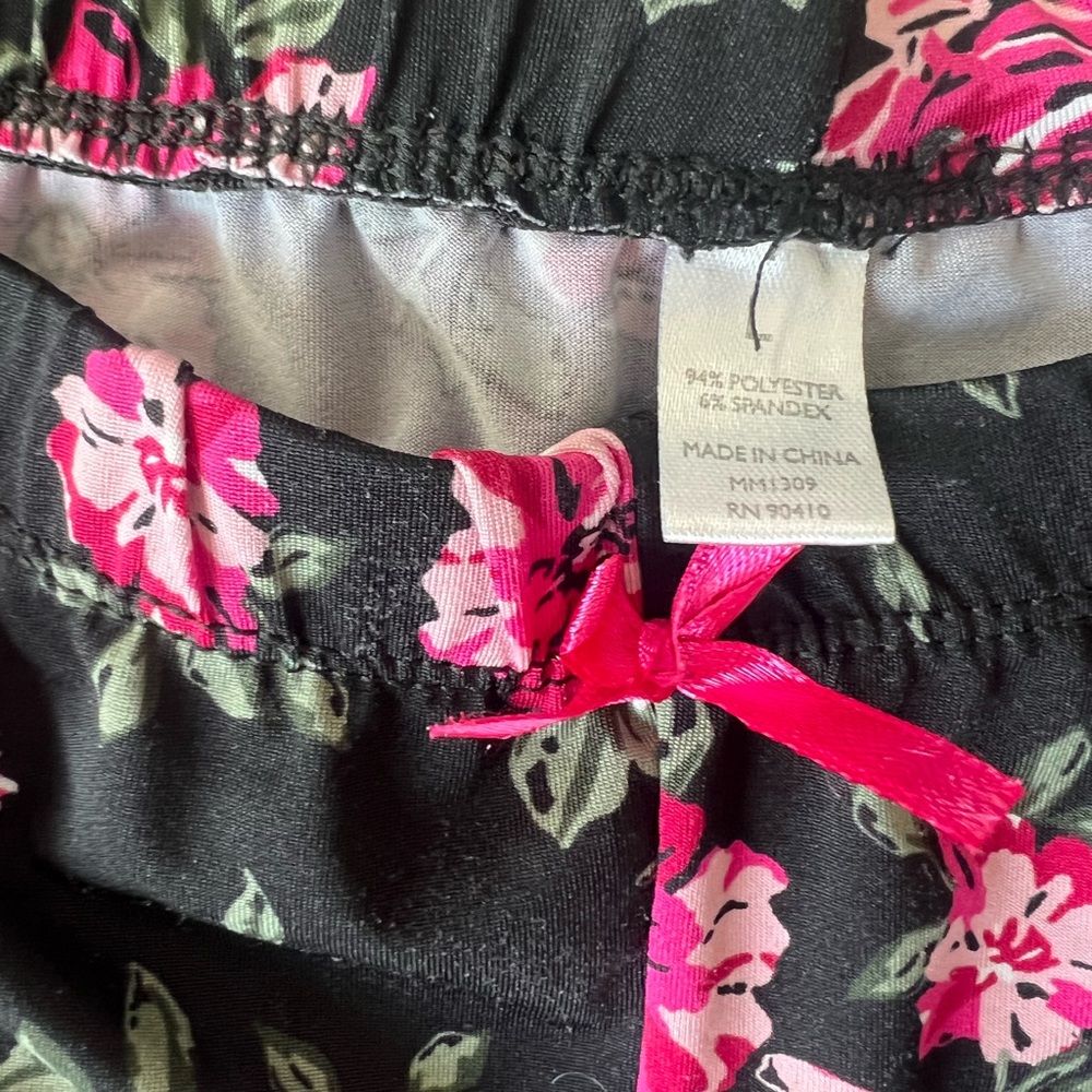 Marylin Monroe Elegant Floral Lace Pajama Set - Picture 3 of 6